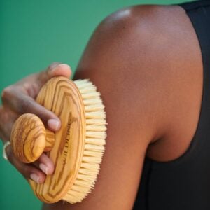 Shop Wildling Aura Sweeper at Inspire Beauty, a dry body brush to exfoliate and promote softer, smoother and firmer skin.