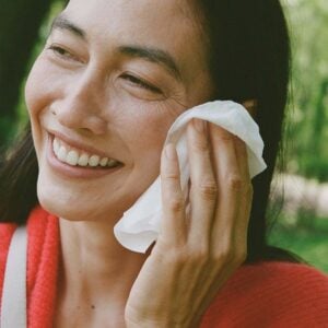 Ursa Major Essential Face Wipes are bamboo face wipes infused with a generous dose of Ursa Major 4-in-1 Essential Face Tonic to clean, exfoliate, soothe, and hydrate.