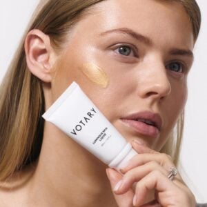 VOTARY Luminous Skin Liquid is an infusion of light-reflecting golden pigments that catch the light and create a sheer veil of radiance.